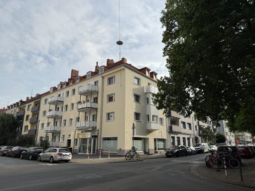 Mehrfamilienhaus mit gedämmter Fassade, verlängertem Dachüberstand und angepassten Balkongeländern. Bauzeit: 2 Monate.